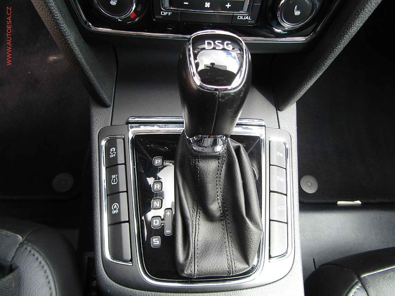Škoda Superb (2014) 2.0 TDi, ČR, Elegance, DSG - fotka 16 z 21