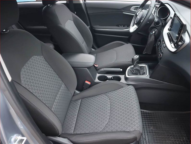 Kia Ceed (2023) Silver 1.5 T-GDI - fotka 9 z 20