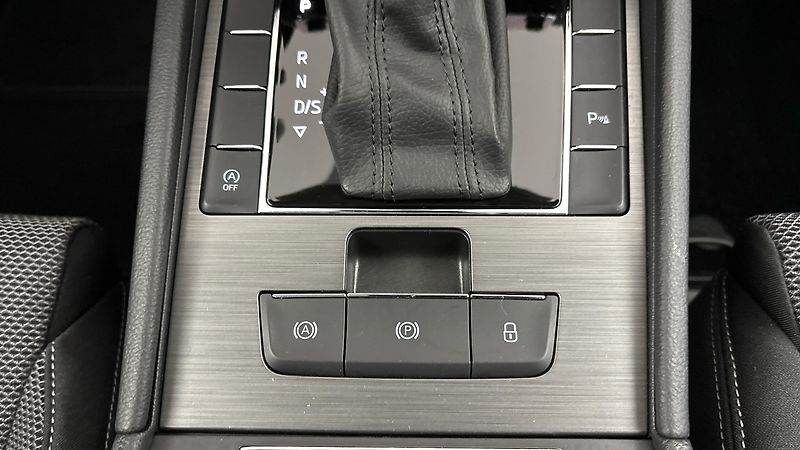 Škoda Superb 2.0 TDI DSG Style Combi - fotka 24 z 28
