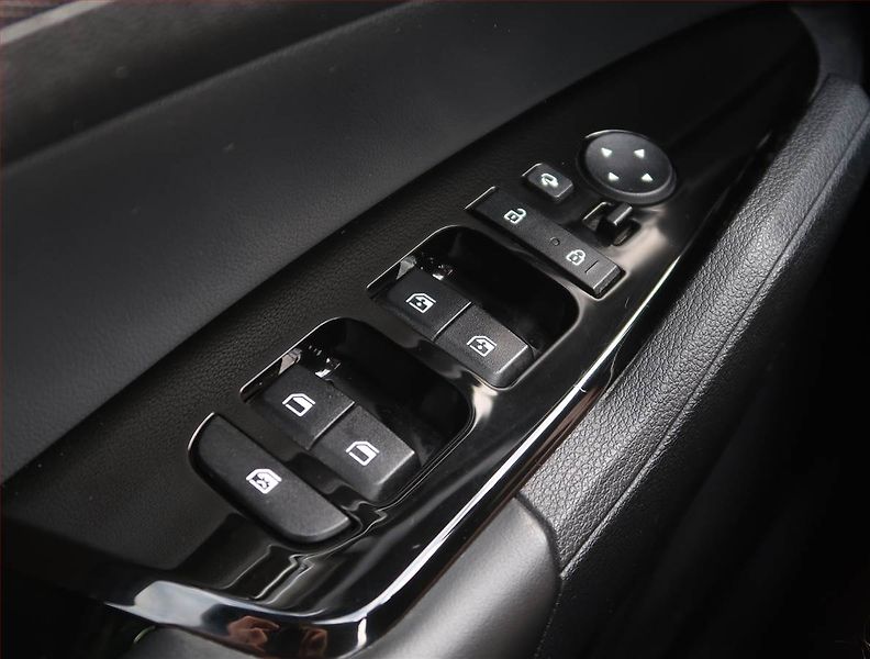 Kia Sportage (2023) 1.6 T-GDI MHEV - fotka 17 z 30