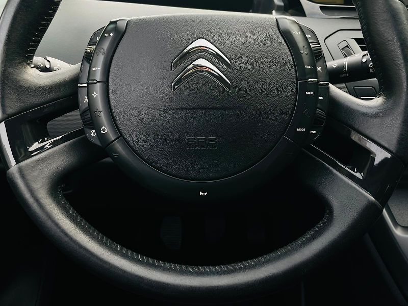 Citroën C4 Picasso 1.6i 88KW MANUÁL LED SENZORY - fotka 25 z 44