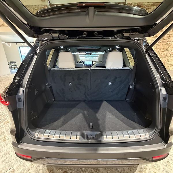 Lexus TX 550h+ (2025) 3.5 V6 Plug-in Hybrid - fotka 16 z 41