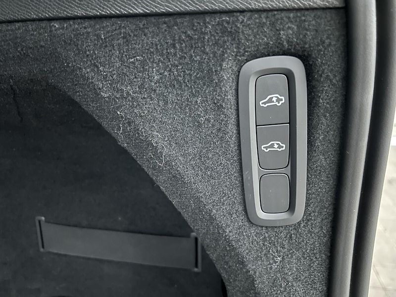 Volvo XC90 2.0 T8 4x4 ULTRA BRIGHT - fotka 32 z 34