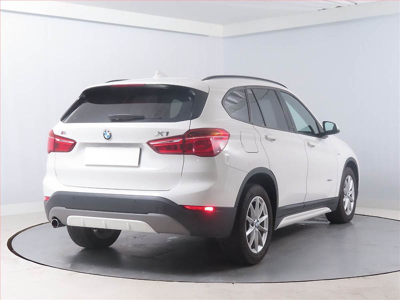 BMW X1 (2016) sDrive18d, Automat, Bi-Xenony - fotka 5 z 20