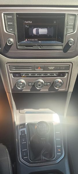 Volkswagen Golf Sportsvan (2015) 1,2TSi 81kW benzín „Lounge“ - fotka 28 z 41