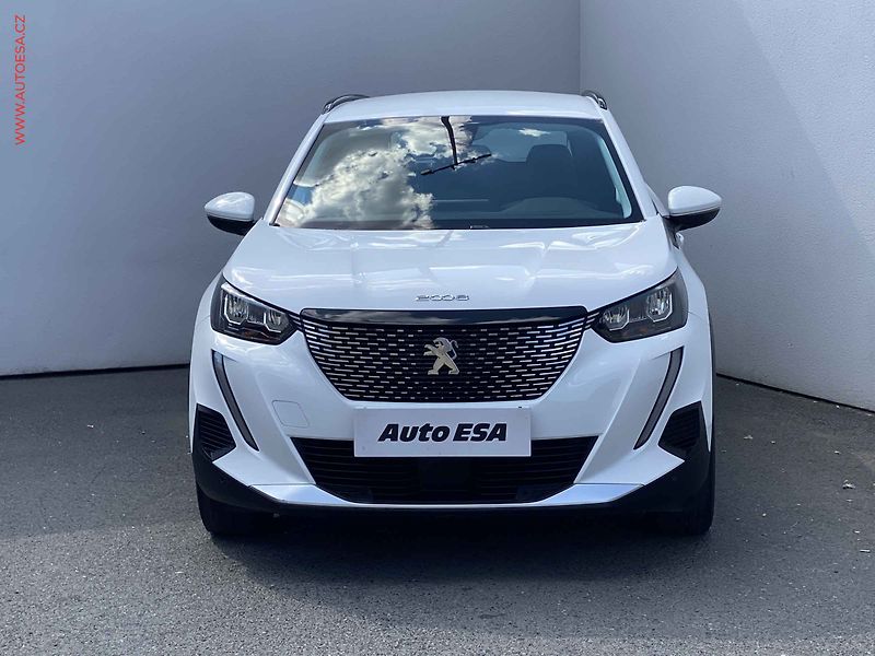 Peugeot 2008 (2020) 1.2 PT, Allure, navi, kamera - fotka 2 z 18