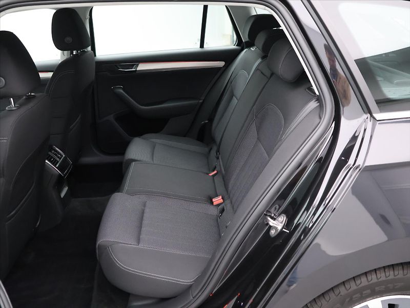 Škoda Superb 2,0 TSI 140kW Style DSG CZ DPH - fotka 12 z 28