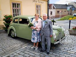 Obnovení svatebního slibu si manželé řekli po 60 letech. Společníkem jim byl vůz typu Škoda Tudor, který je dovezl i na první svatbu.