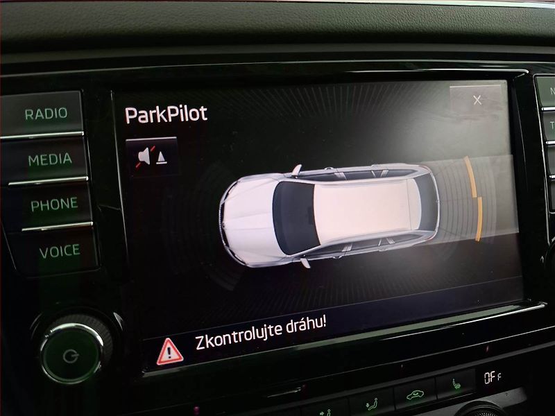 Škoda Octavia (2015) Scout 2.0 TDI, 4X4, Automat - fotka 15 z 21
