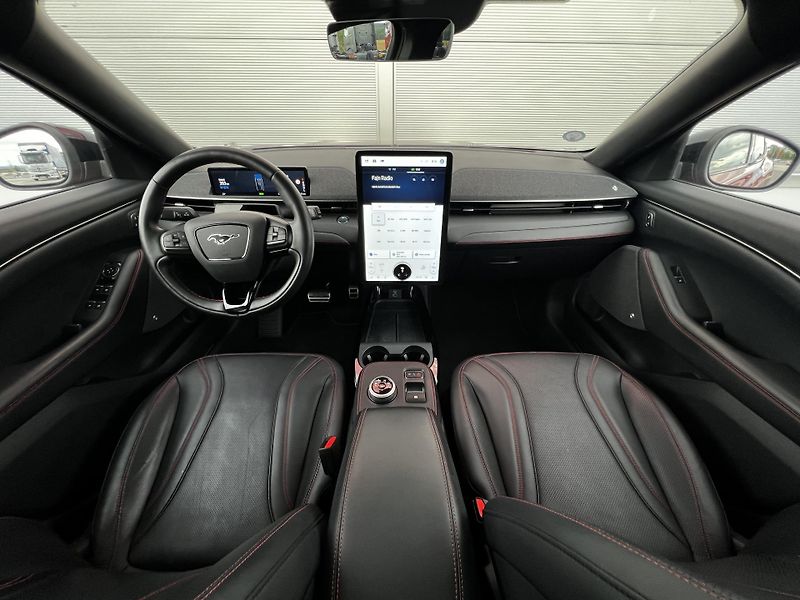 Ford Mustang Mach-E Extended AWD 98 kWh 1.Maj DPH - fotka 8 z 29