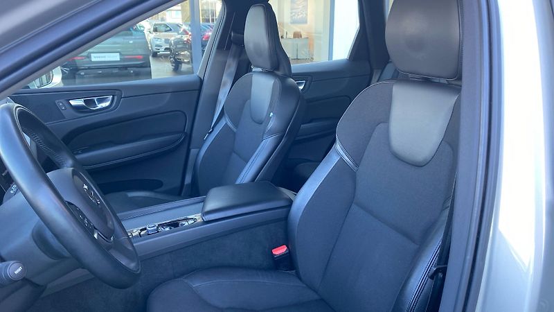 Volvo XC60 MOMENTUM PRO, B4 AWD, 145+10 k - fotka 8 z 30