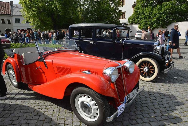 Stovka nablýskaných motocyklů a automobilů předválečné a meziválečné éry vyrazila v neděli z Horního náměstí v Přerově na spanilou jízdu regionem. Nejstarší účastnicí byla osmaosmdesátiletá Libuše Šulcová, která na trasu vyrazila na motocyklu BSA 770 se s