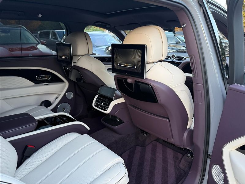 Bentley Bentayga Extended Wheelbase Azure V8 - fotka 26 z 32