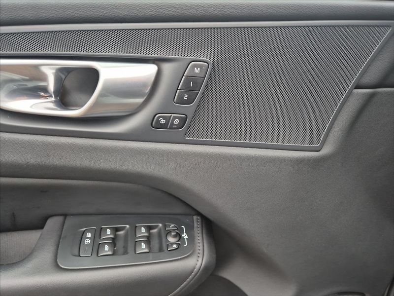Volvo XC60 2,0 B4 AWD diesel Plus Dark Au - fotka 18 z 19