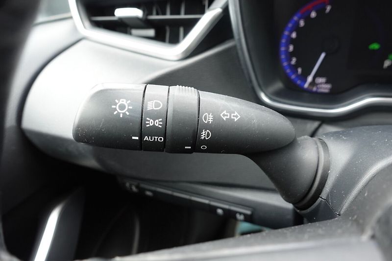 Toyota Corolla 1,8HSD Comfort + Style - fotka 25 z 31
