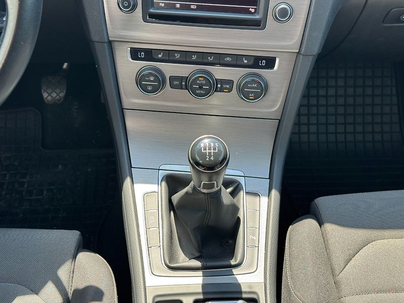 Volkswagen Golf (2016) R-line 1.6TDI 81kW - fotka 20 z 28