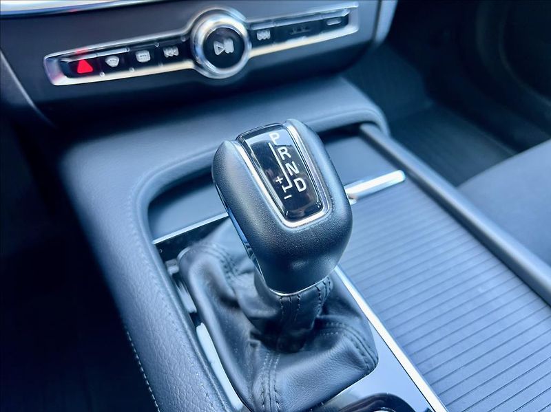 Volvo V90 2,0 T4 Drive-E R-Design Auto - fotka 40 z 48