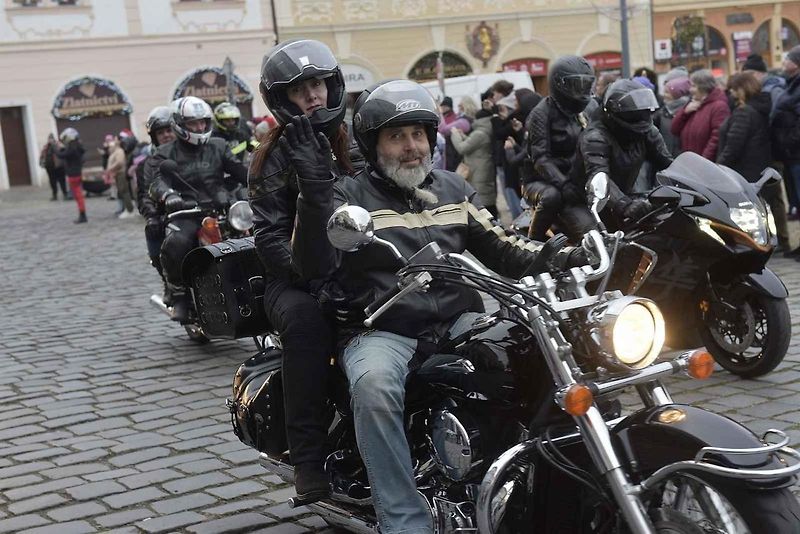 Štědrodenní motorkářská vyjížďka se srazem na Karlově náměstí v Kolíně.