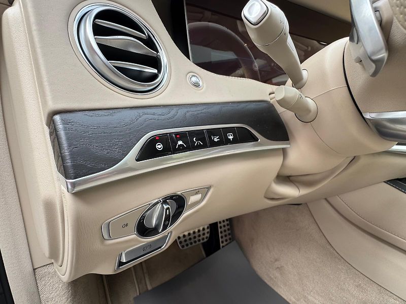 Mercedes-Benz Třídy S S560-4M-DESIGNO-LCD-R20-ČR - fotka 17 z 39