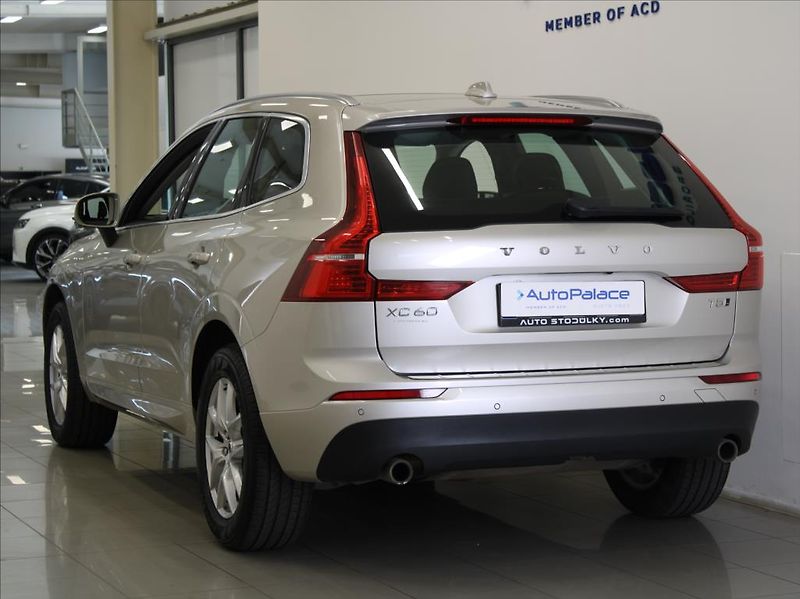 Volvo XC60 2,0 T5 184kW AWD Mom.PRO Pano. - fotka 3 z 25