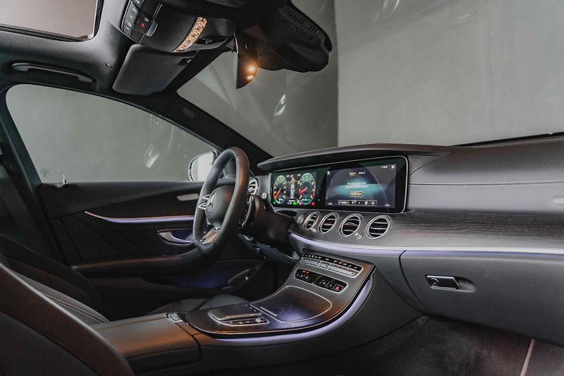 Mercedes-Benz Třídy E (2022) 53-AMG-4M-PANO-DIS-360-GTsport - fotka 16 z 17