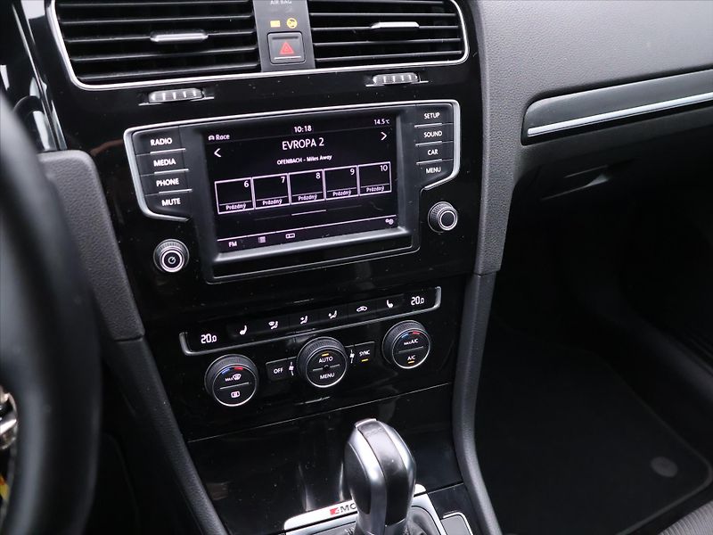Volkswagen Golf 2,0 TSI R 221kW DSG 4Motion - fotka 19 z 31
