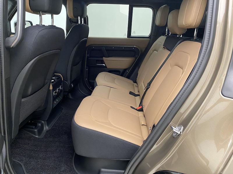 Land Rover Defender 110 D300 X-DYNAMIC AWD AUT CZ - fotka 5 z 49