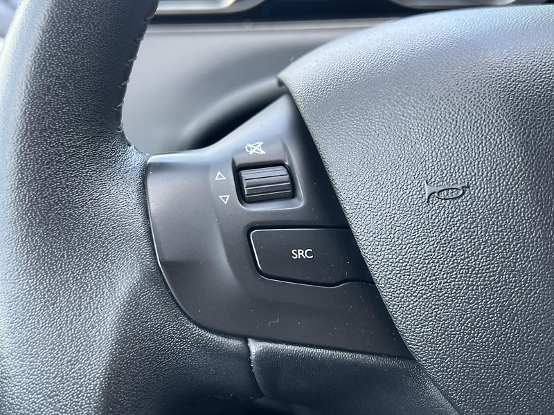 Peugeot 208 1.2i KLIMA PANORAMA TEMPOMAT - fotka 14 z 44