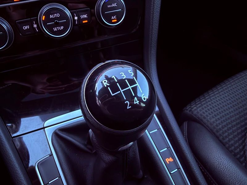 Volkswagen Golf 2.0 TDi Highline, ACC, Pano - fotka 25 z 45
