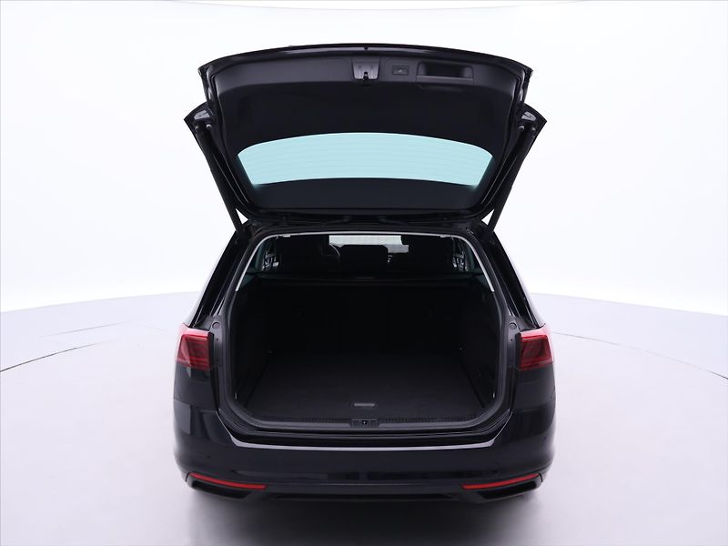 Volkswagen Passat 2,0 TDI 147kW DSG Matrix DPH - fotka 9 z 35