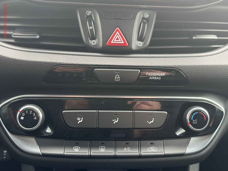 Hyundai i30 (2019) 1.4i, 1.maj,ČR, servis.kniha - fotka 16 z 20