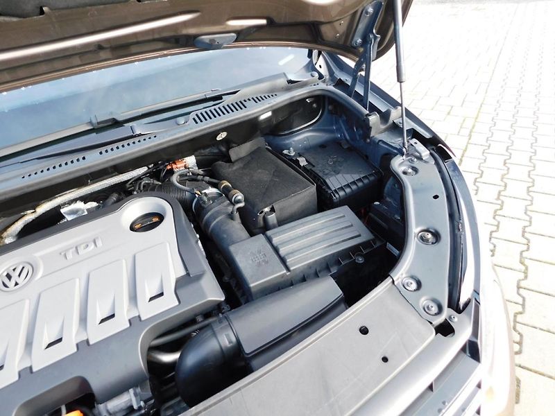 Volkswagen Touran (2012) 2.0 TDi Webasto - fotka 24 z 29