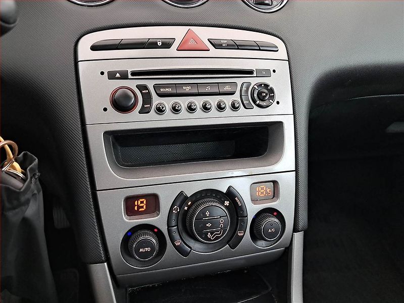 Peugeot 308 (2012) 1.6 HDi, 7 míst, jezdí výborně - fotka 13 z 17