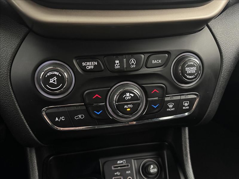 Jeep Cherokee 2,0 103kW 4X4 AC NAVI SENZORY - fotka 22 z 41