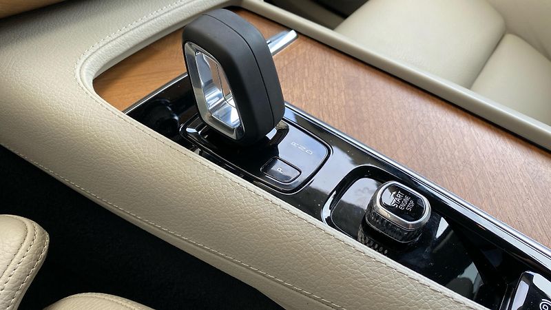 Volvo XC90 MOMENTUM PRO, B5 AWD, 184+10 k - fotka 26 z 30