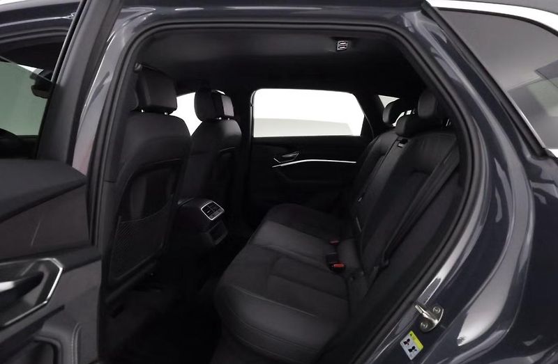 Audi Q8 e-tron 55 Quattro Kam LED Vzduch - fotka 13 z 32