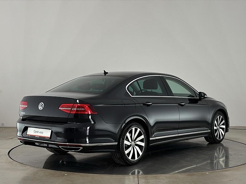 Volkswagen Passat R-Line DSG - fotka 2 z 32