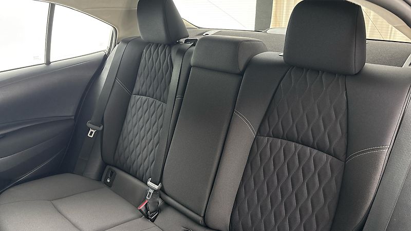 Toyota Corolla 1.8 Hybrid AUT Active Sedan - fotka 16 z 24