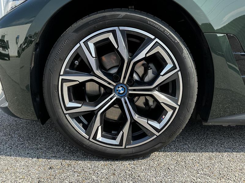 BMW i4 eDrive40 - fotka 4 z 13