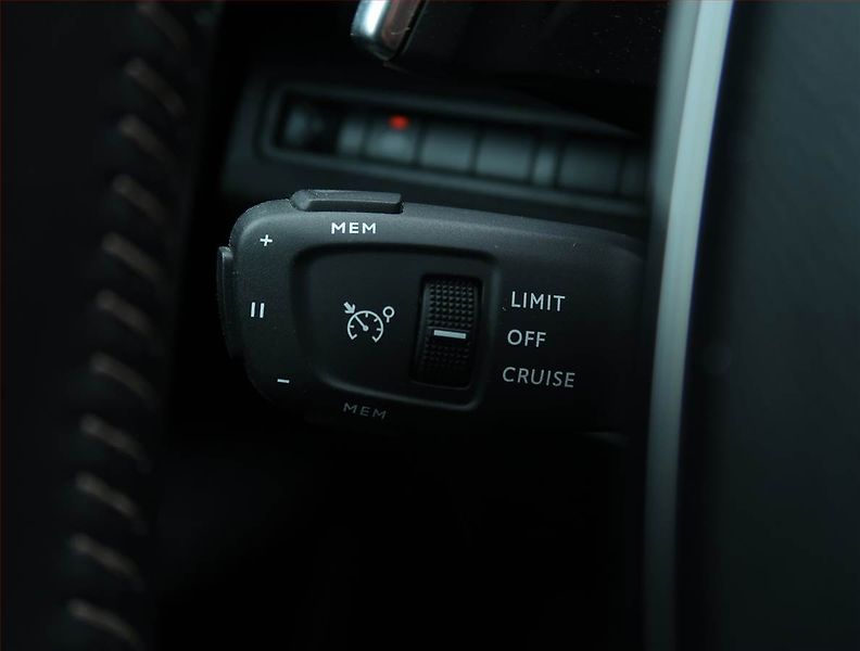 Peugeot 5008 (2022) PureTech 130 - fotka 17 z 25