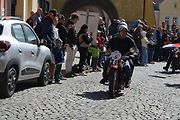 Automobiloví a motocykloví veteráni se vydali v neděli na tradiční jízdu Ze zámku na hrad. Start byl na Horním náměstí v Přerově, kde si lidé užili bohatý program.