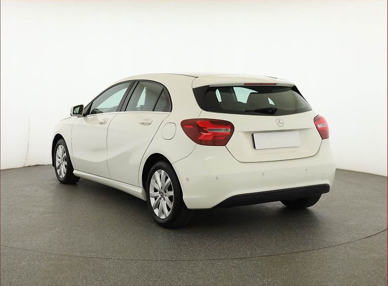 Mercedes-Benz Třídy A (2017) Style A 180 d, Kůže, Navi - fotka 4 z 20
