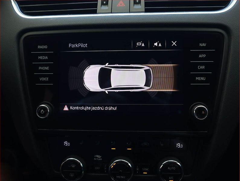 Škoda Octavia (2019) 1.6 TDI, Navi, Tempomat - fotka 16 z 21