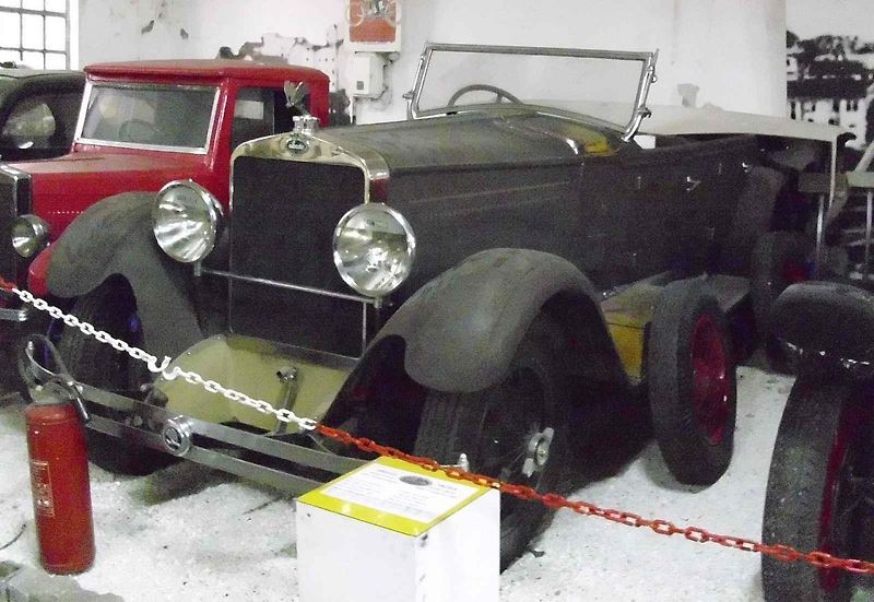 Vůz Škoda 6R se vyráběl v letech 1929 až 1930. Na snímku je limuzína v časopisu Český svět. Obrázek byl zveřejněn v roce 1928.