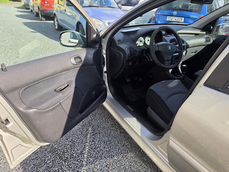 Peugeot 206 1.6 i 80kw Panorama  - fotka 11 z 21