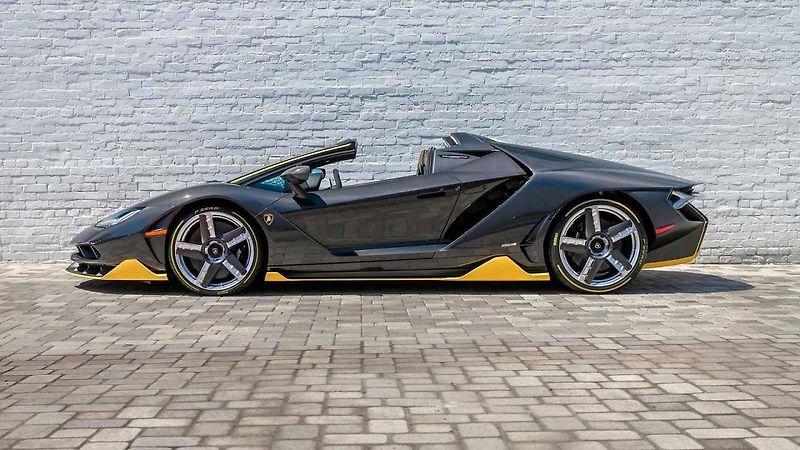 Rozbalování vzácného supersportu Lamborghini Centenario Roadster.