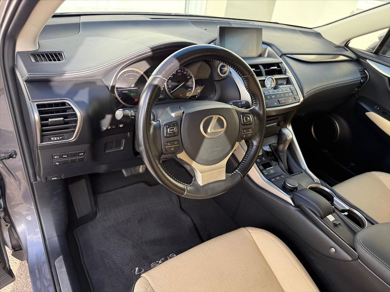 Lexus NX 300h 2,5 Executive Plus, 4x4  NX - fotka 7 z 22