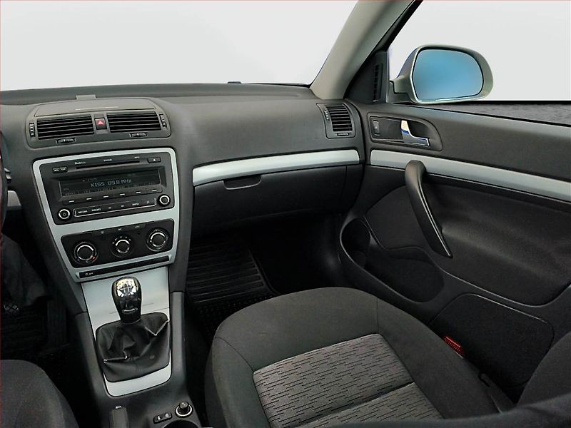 Škoda Octavia (2010) Ambiente 1.6, Serv.kniha - fotka 8 z 13