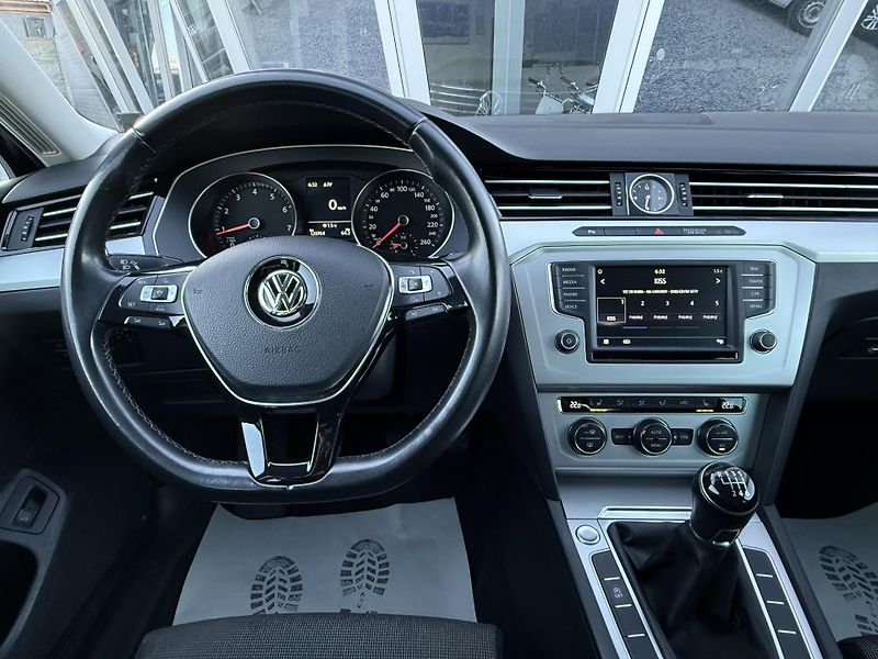 Volkswagen Passat 1,4 TSI Comfortline Navi - fotka 25 z 45