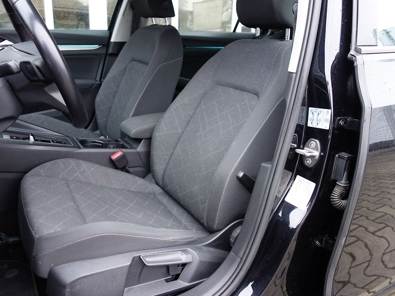Volkswagen Golf (2021) 1.0eTSI 81kW DSG -VÝBAVA-LED - fotka 24 z 40